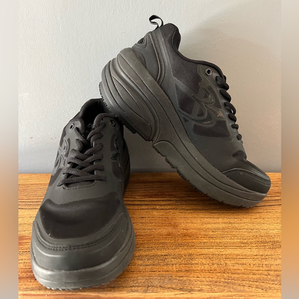 GDEFY BLACK ION SLIP RESISTANT SNEAKERS SZ 7.5